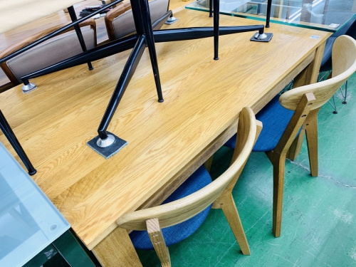 生活家具のテーブル