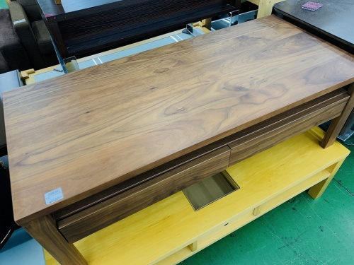 生活家具のテーブル