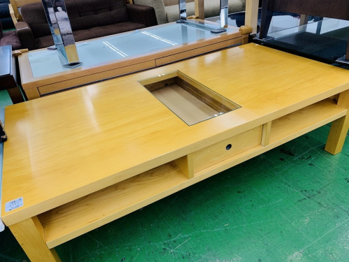 生活家具のテーブル