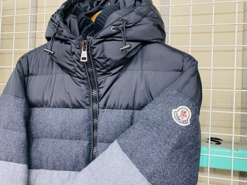 ナイロンパーカーのMONCLER