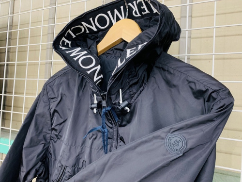 ナイロンパーカーのMONCLER