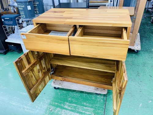 万能収納のキャビネット