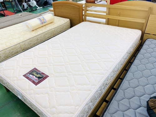 家具のセミダブルベッド