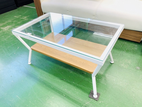 生活家具のテーブル
