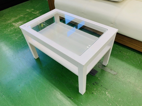 生活家具のテーブル
