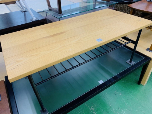 生活家具のテーブル