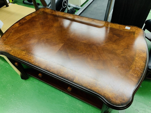 生活家具のテーブル