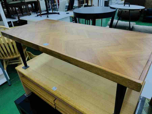 生活家具のテーブル