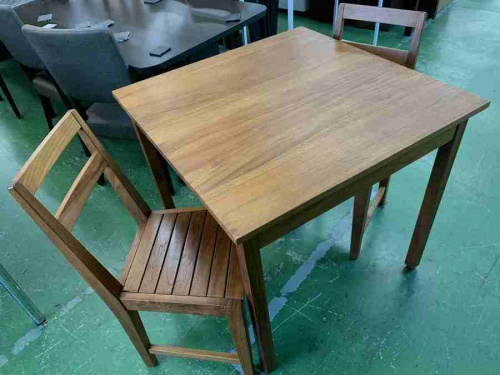 生活家具のテーブル