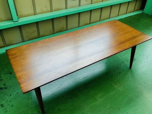 生活家具のテーブル