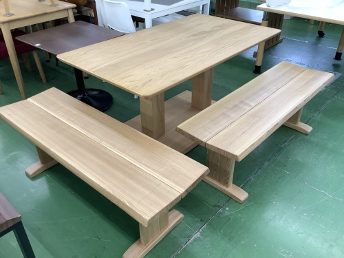 生活家具のテーブル