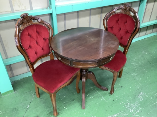 生活家具のテーブル