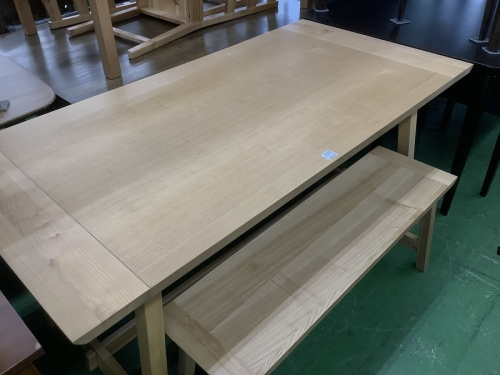 生活家具のテーブル