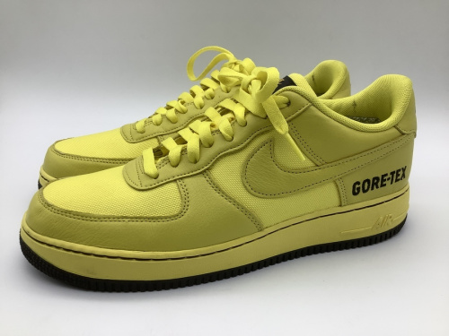 靴のスニーカー