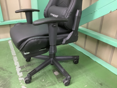 イスのゲーミングチェア