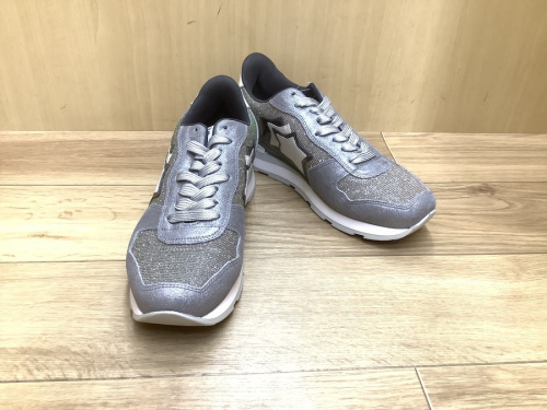 靴のスニーカー