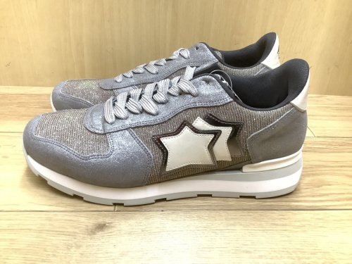 スニーカーのローカットスニーカー