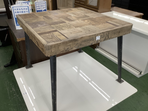 生活家具のテーブル