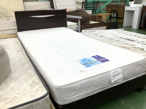 家具のシングルベッド