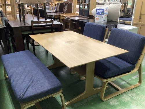 生活家具のテーブル