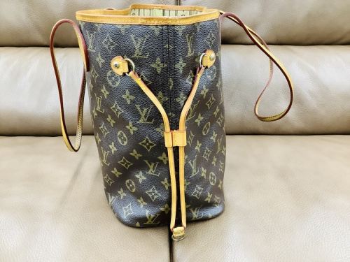 トートバッグのLOUIS VUITTON