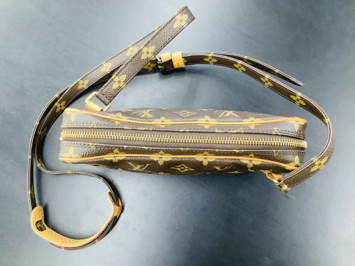 ショルダーポーチのLOUIS VUITTON