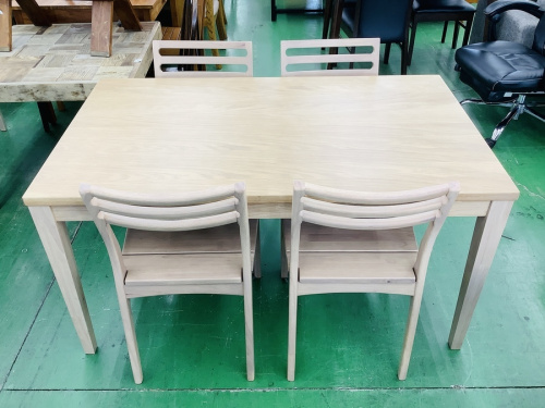 家具のテーブル