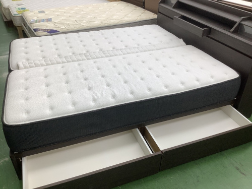 ベッドのクイーンベッド