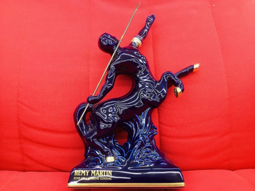 蒸留酒類のソファー