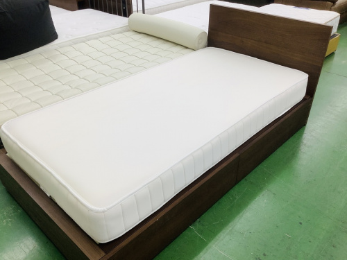 ベッドのシングルベッド