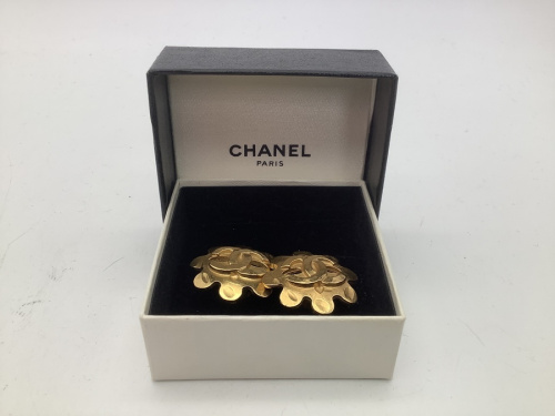 イヤリングのフラワーモチーフイヤリング