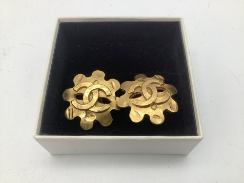 フラワーモチーフイヤリングのCHANEL