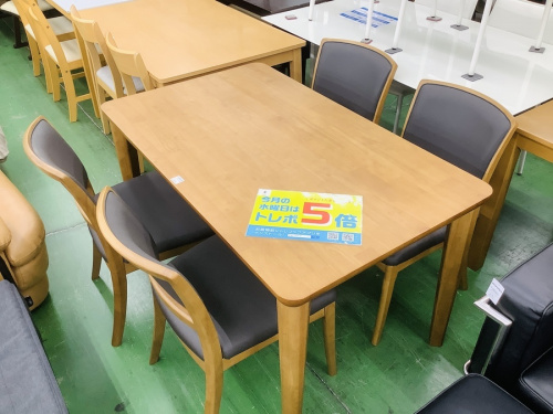 生活家具のテーブル