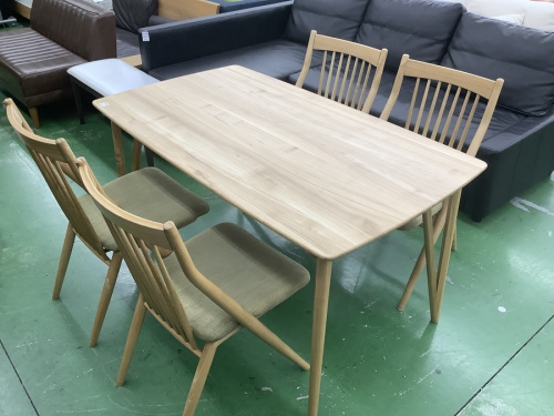 生活家具のテーブル