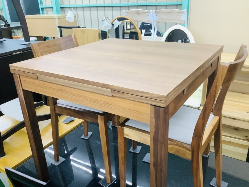 生活家具のテーブル