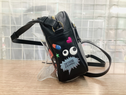 ショルダーバッグのANYA HINDMARCH