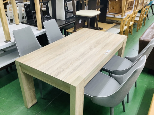 生活家具のテーブル