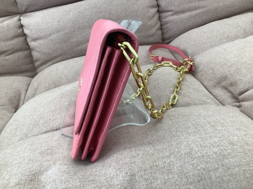 チェーンウォレットのPRADA
