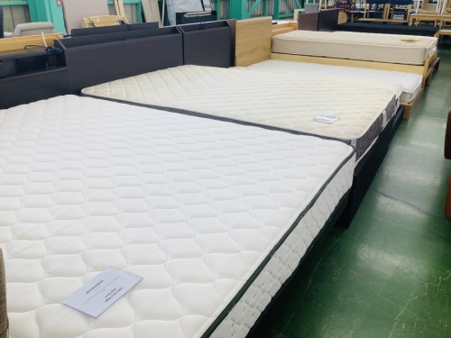 ダブルベッドのダークブラウン