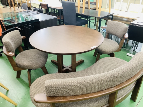 生活家具のテーブル