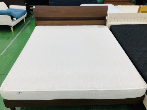 ベッドのクイーンベッド