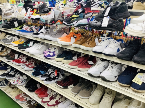 スニーカーのミッドカットスニーカー