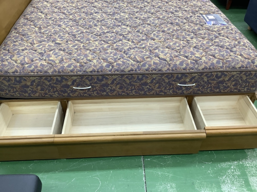 ベッドのクイーンベッド