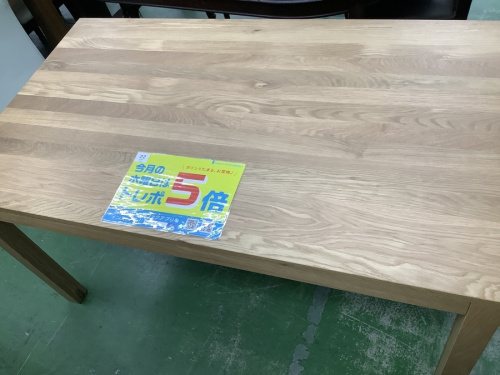 生活家具のテーブル