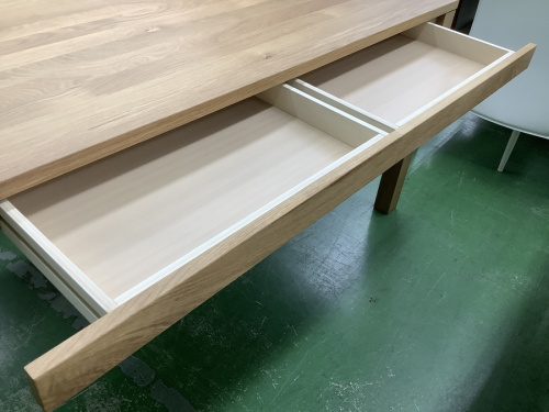 テーブルのダイニングテーブル