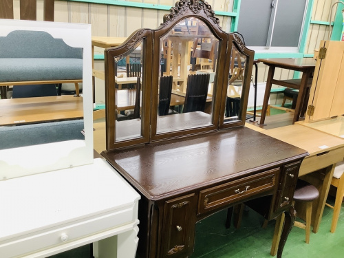 収納家具のドレッサー