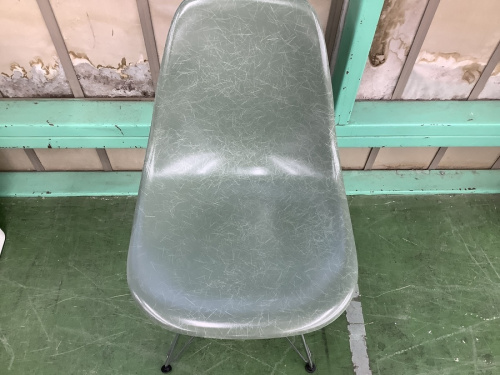 イスのファイバーグラスシェルチェア