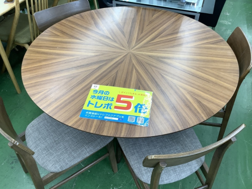 生活家具のテーブル