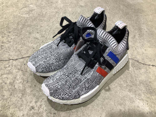 靴のスニーカー