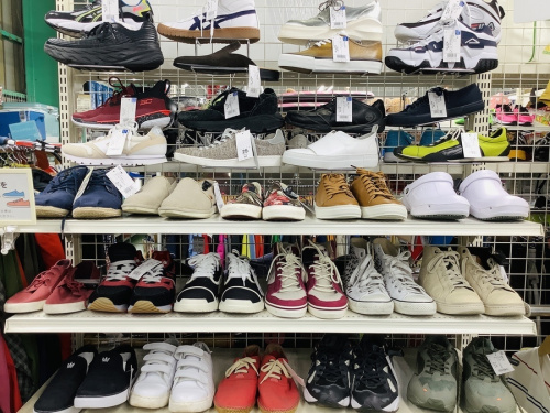 ローカットスニーカーのadidas originals